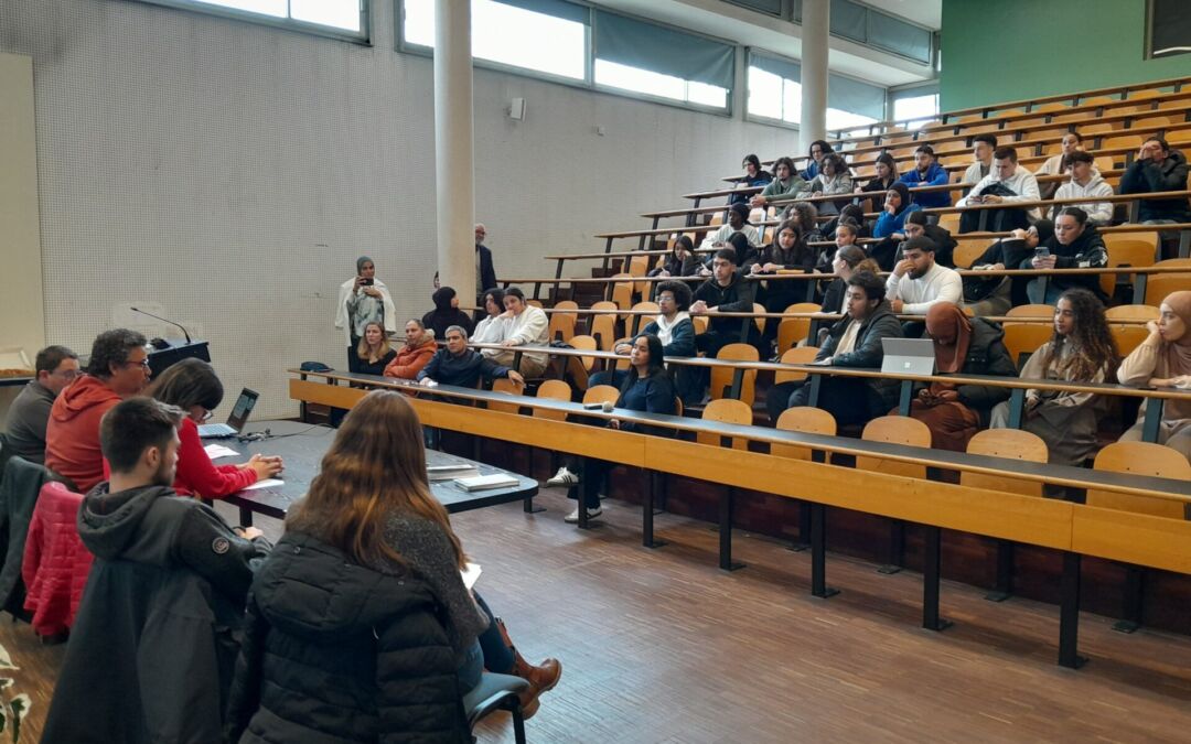Le jeudi 28/03/2024, 4 travailleurs de L’ESAT L’Envol sont intervenus à l’IUT de Mantes auprès d’étudiants de Techniques de Commercialisation