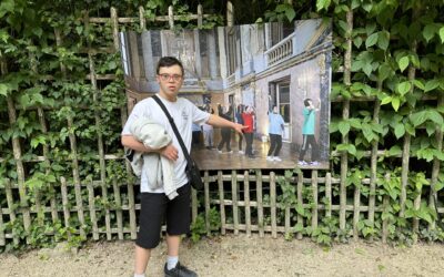 Les jeunes de l’IME La Rencontre découvrent les photos lors de l’inauguration de Rêves en mouvement à Versailles